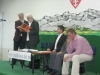 Autor predaje knjigu sa posvetom M. Vitezoviću